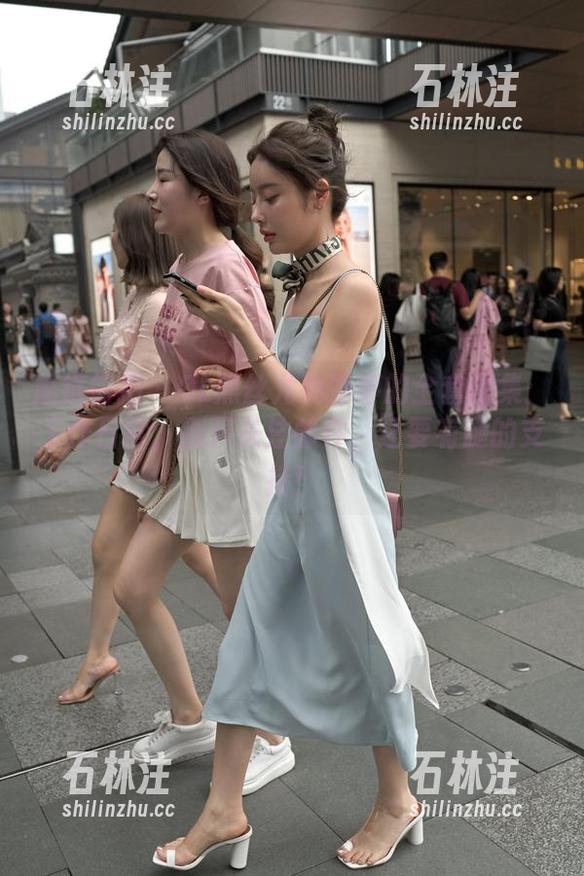 魔镜街拍-婷婷 魔镜街拍 - OL黑丝尤物婷婷的全套图集:工作日常,别只关注邮件,还要有腿的支持!