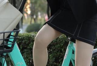 魔镜街拍 – 一场无圣光的商业奇观：萌宝儿和她的包臀裙肉丝在哈哈镜前