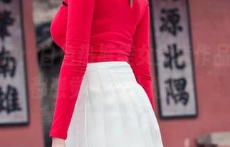 魔镜街拍：白色热裤美女全套作品，走路都感觉针扎针扎的！