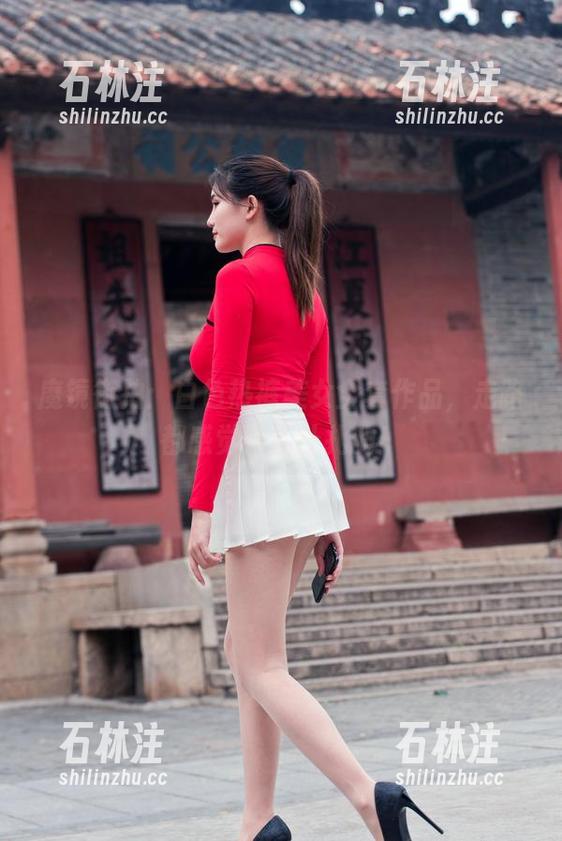 魔镜街拍：白色热裤美女全套作品，走路都感觉针扎针扎的！