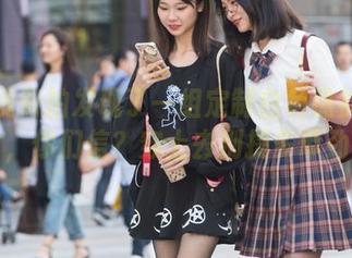 在魔镜街拍发现了一组定制白色热裤的图片，你们信？穿上去别提多带劲！