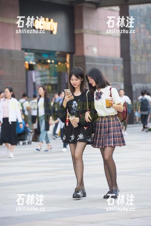 魔镜街拍 在魔镜街拍发现了一组定制白色热裤的图片,你们信?穿上去别提多带劲!